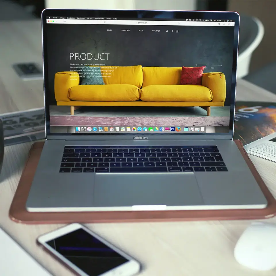 Tienda online en una laptop con el carrito y el pago de un pedido