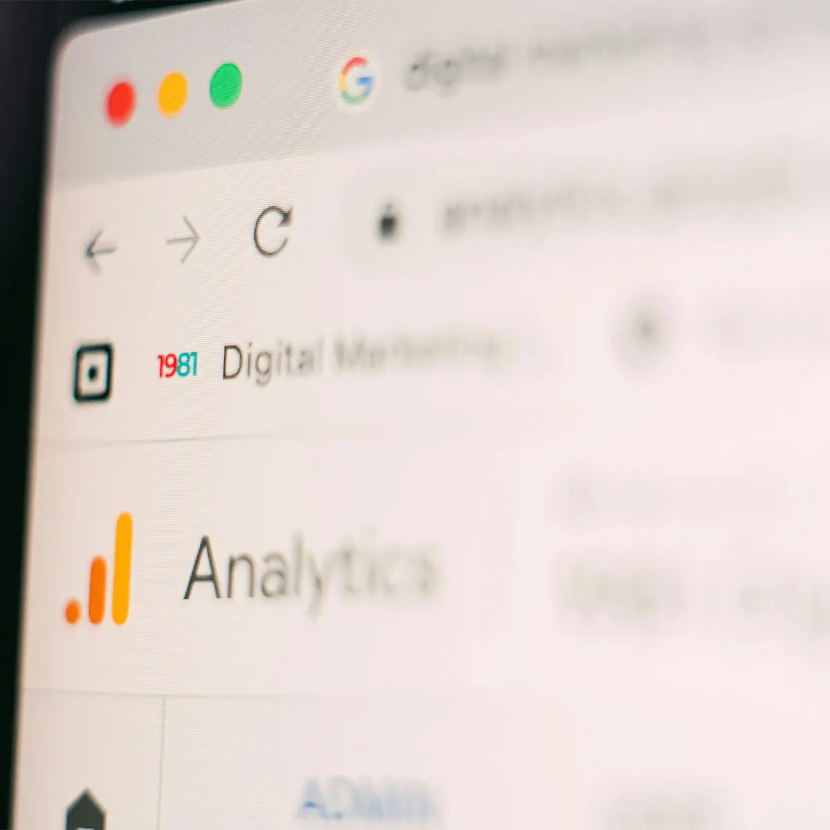 Dashboard de Google Analytics mostrando métricas de tráfico orgánico y posicionamiento en buscadores